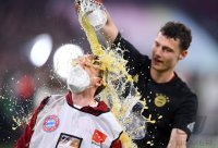 Fussball 1. Bundesliga Saison 21/22: JUBEL FC Bayern Muenchen feiert die 32. Meisterschaft