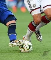 FUSSBALL WM 2014, FINALE: Ball und Beine Adidas Ausruester