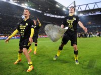 Fussball 1. Bundesliga :  Moritz Leitner, Mats Hummels (v. li., Borussia Dortmund) mit einer Meisterschale