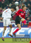 Fussball 1. Bundesliga: Leverkusen - Muenchen, Zweikampf