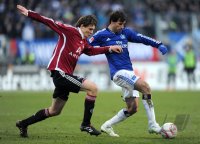 Fussball 1. Bundesliga :  Philipp Wollscheid (li, 1 FC Nuernberg) gegen Ruud van Nistelrooy (re, Hamburger SV)