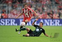 Fussball 1. Bundesliga Saison 2010/2011: Philipp Lahm (li, FC Bayern Muenchen) gegen Mario Mandzukic (re, VfL Wolfsburg)