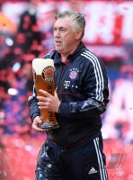 Fussball, 1. Bundesliga  Saison 16/17: Jubel FC Bayern Muenchen mit Schale