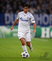 Fussball: Champions League, Saison 2010/2011: Schalke, RAUL am Ball