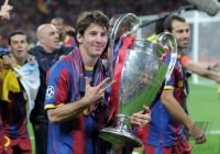 Fussball Champions League Finale 2011: Lionel Messi (Barca) jubelt mit dem POKAL