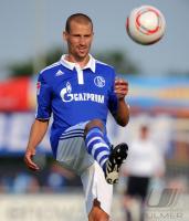 FUSSBALL, 1. BUNDESLIGA, SAISON 2010/2010: Schalke: KLUGE Einzelaktion
