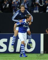 Fussball CHL  Saison 2010/2011:  JUBEL nach dem SIEG , Raul auf Benedikt Hoewedes  (FC Schalke 04)