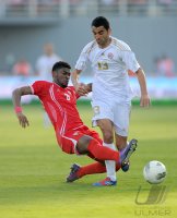 Fussball International WM Qualifikation 2014:  Fares Juma (li, Emirate) gegen Akram Moghrabi (Libanon)