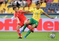 Fussball International Testspiel:  Alexander Sheshukov (li, Russland) gegen Eric Choupo Moting (re, Kamerun)