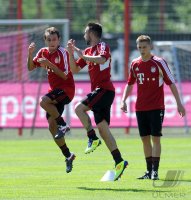 Fussball 1. Bundesliga: Rafinha, Diego Contento, Nils Petersen (v. li., FC Bayern Muenchen)