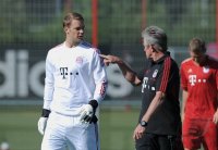 Fussball 1. Bundesliga 2010/2011: Torwart Manuel Neuer (FC Bayern Muenchen) und Trainer Jupp Heynckes  (FC Bayern Muenchen)