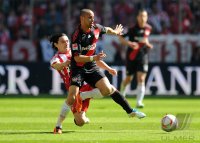 Fussball 1. Bundesliga : Danijel Pranjic (li, FC Bayern Muenchen) gegen Sidney Sam (re, Bayer 04 Leverkusen)