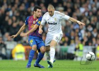 FUSSBALL International  COPA DEL REY  11/12:  Sergio Busquets (li, Barca) gegen Karim Benzema (Real Madrid)