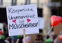 Kundgebung im Tuebinger Anlagenpark: 1200 Menschen demonstrierten gegen die einrichtungsbezogene Impfpflicht