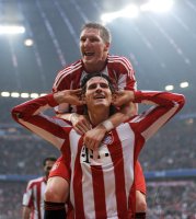 Fussball 1. Bundesliga : JUBEL nach dem TOR zum 3:0 von Mario Gomez OBEN AUF Bastian Schweinsteiger (FC Bayern Muenchen)