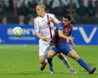 FUSSBALL INTERNATIONAL  CHL Viertelfinale 11/12: Djamel Mesbah (li, AC Mailand) gegen Pedro Rodriguez (Barca)