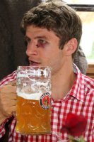 FUSSBALL 1. BUNDESLIGA: Thomas Mueller mit einer Mass Bier