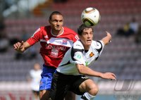 Fussball 3. Bundesliga : Marc Nygaard  (li, Unterhaching) gegen Stefan Haben (re, TuS Koblenz)
