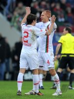 Fussball 1. Bundesliga, Saison 2011/2012: Dominik Reinhardt (re,) mit Paul Verhaegh (FC Augsburg)