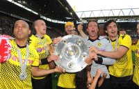 Fussball 1. Bundesliga :  Dede, Kevin Grosskreutz, Torwart Roman Weidenfeller, Mats Julian Hummels  (v. li., Borussia Dortmund)jubeln mit Schale