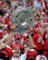 Fussball 1. Bundesliga :  Jubel mit Meisterschale Daniel van Buyten (FCB)