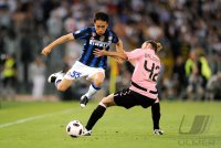FUSSBALL SERIE A: Yuto Nagatomo (li, Inter Mailand) gegen Balzaretti Federico (re, Palermo)