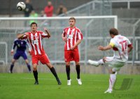 Fussball 3. Bundesliga:  Nicolas Juellich, Max Dombrowka (v.li., FC Bayern II) Tobias Rathgeb (re, Stuttgart II)