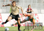 Fussball Ligapokal: Bayern - Bremen, Zweikampf