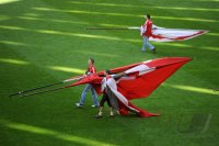 Fussball 1. Bundesliga :  FC Bayern Muenchen Fahnentraeger gehen aufs Spielfeld