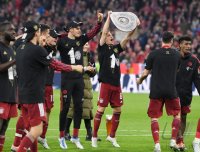 Fussball 1. Bundesliga Saison 21/22: JUBEL FC Bayern Muenchen feiert die 32. Meisterschaft