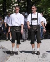 1. Fussball Bundesliga : FC Bayern in Lederhosen bei Paulaner
