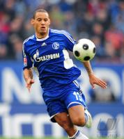 FUSSBALL 1. BUNDESLIGA: Schalke, JONES Einzelaktion