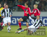 Fussball UCL: Leverkusen - Newcastle, Zweikampf