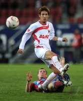 2. Fussball Bundesliga : Hajime Hosogai (oben, FC Augsburg) gegen Oliver Fink (Duesseldorf)