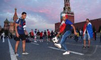 FUSSBALL WM 2018: Schmuckbild, franzoesische Fans spielen Fussball auf dem Roten Platz