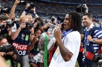 Fussball Europameisterschaft 2016 Finale: JUBEL Renato Sanches (Portugal) mit EM Pokal