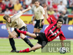 Fussball 1. Bundesliga: Leverkusen - Bayern, Zweikampf
