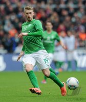 Fussball 1. Bundesliga, Saison 2011/2012: Aaron Hunt (SV Werder Bremen) Einzelaktion am Ball