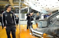 Fussball/ GES/  DFB Team im Mercedes-Benz Werk Bremen, 27.02.2012