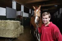 Trainer Peter Schiergen mit dem Rennpferd Schiaparelli