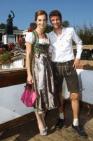 FUSSBALL 1. BUNDESLIGA: Thomas Mueller mit Frau Lisa (FC Bayern Muenchen)