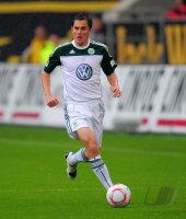 Fussball: 1. Bundesliga Saison 2010/2011: Wolfsburg, SCHAEFER am Ball