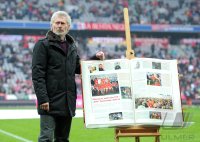 Fussball 1. Bundesliga, Saison 2011/2012:  Paul Breitner neben der 111 Jahre FCB Chronik