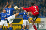 Fussball 1. Bundesliga: Schalke - Leverkusen, Zweikampf