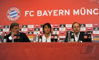 Fussball 1. Bundesliga:   Pressesprecher Markus Hoerwick , Takashi Usami , Sportdirektor Christian Nerlinger (v. li., FC Bayern Muenchen)
