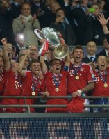 Fussball Champions League Finale 2013:  JUBEL FC Bayern Muenchen mit Pokal