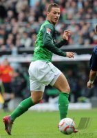 Fussball: 1. Bundesliga Saison 2010/2011: Bremen, ARNAUTOVIC am Ball