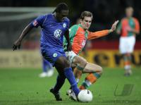 Fussball DFB Pokal: Bremen - Wolfsburg, Zweikampf