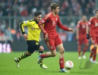 Fussball 1. Bundesliga, Saison 2012/2013:  Ilkay Guendogan (li, Borussia Dortmund) gegen Thomas Mueller (FC Bayern Muenchen)