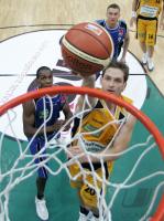 Basketball 1. Bundesliga: Tuebingen - Karlsruhe, Zweikampf